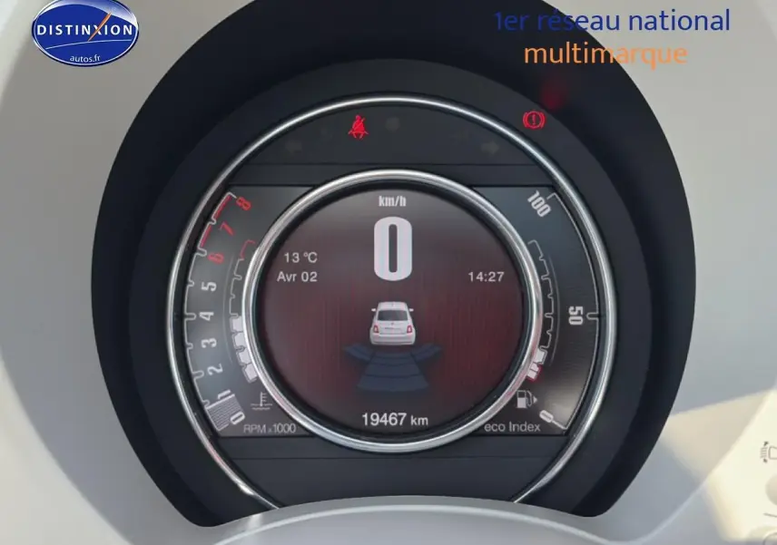 Vue rapprochée du tableau de bord numérique de la Fiat 500 blanc, affichant la vitesse à 0 km/h et l'odomètre à 19467 km.