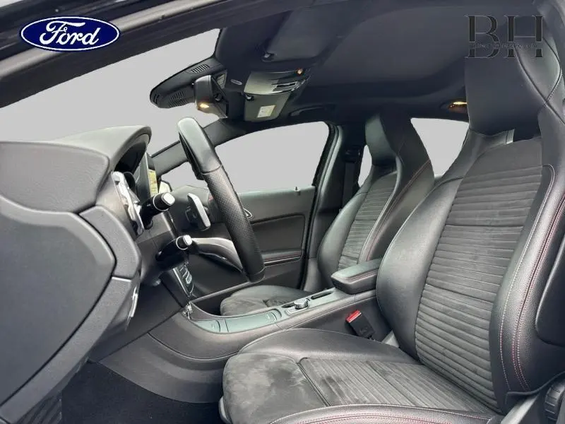 Vue intérieure côté conducteur de la Mercedes GLA 180 d Fascination 2018 avec sièges sport en microfibre noire et volant cuir.