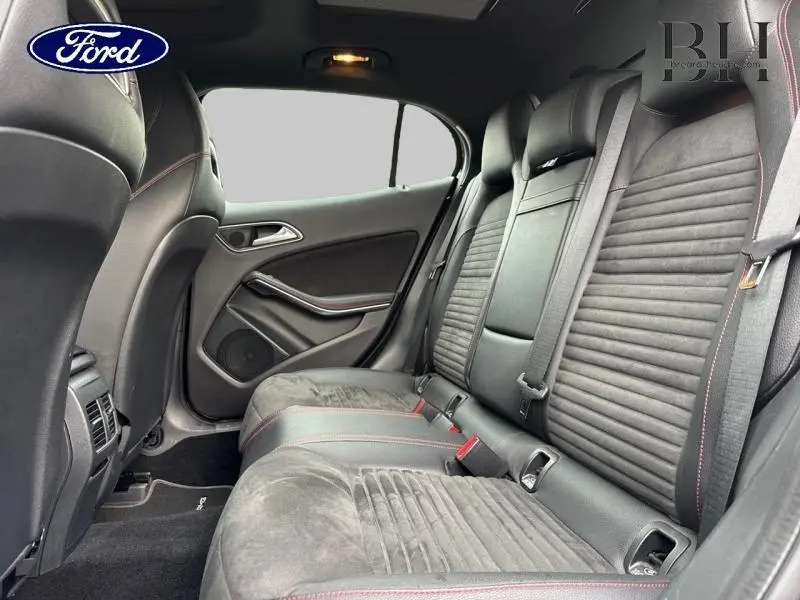 Vue intérieure arrière côté droit du Mercedes GLA 180 d Fascination 2018 noir cosmos avec sièges sport microfibre et surpiqûres rouges.