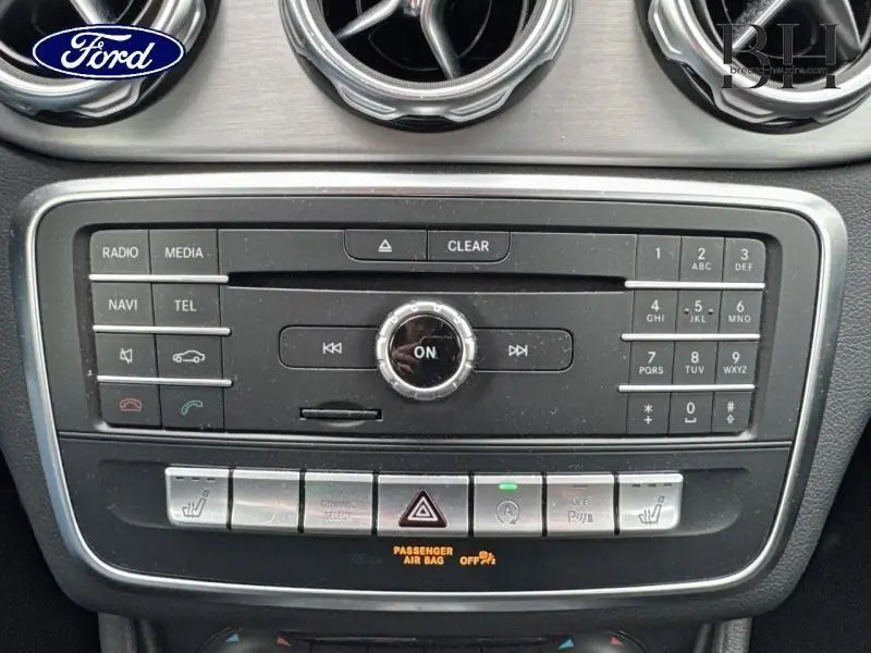 Panneau central de commandes multimédia et climatisation d’une Mercedes GLA 180 d Fascination noir cosmos, vue de face.