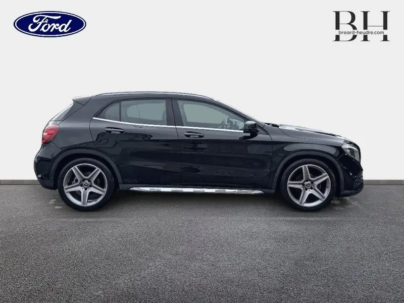 Profil droit d'un Mercedes GLA 180 d Fascination noir cosmos avec jantes AMG 19 pouces multibranches et toit ouvrant panoramique.