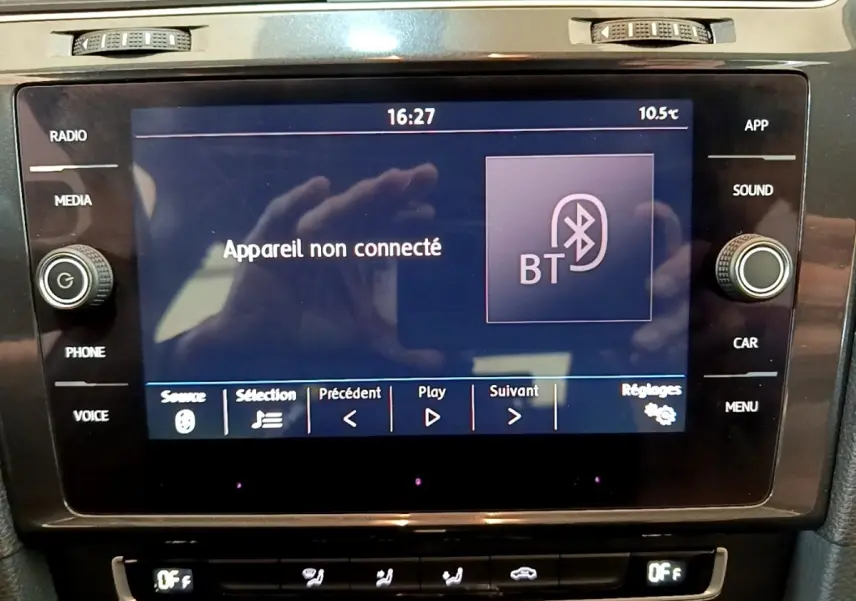 Écran tactile central de la Volkswagen Golf noir affichant l'interface Bluetooth avec message "Appareil non connecté".
