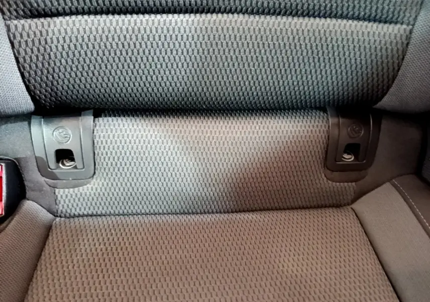 Gros plan sur la banquette arrière grise de la Volkswagen Golf 1.0 TSI 115 DSG7 Connect, montrant les fixations Isofix.