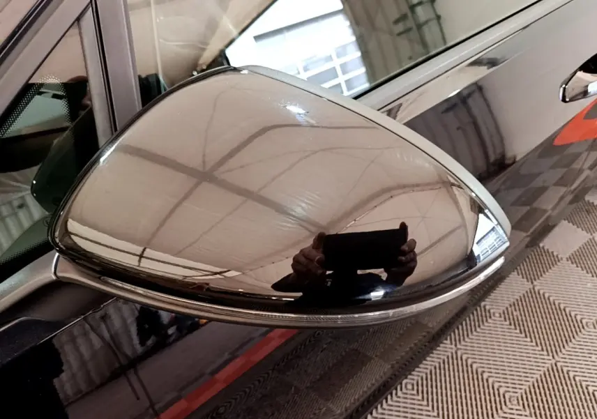 Rétroviseur droit noir brillant de Volkswagen Golf 1.0 TSI 115 DSG7 Connect vue rapprochée en intérieur.