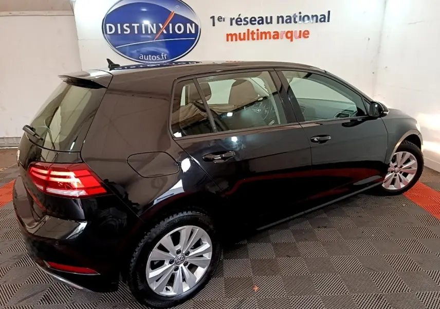 Vue 3/4 arrière droite d'une Volkswagen Golf noire 2019 avec feux arrière LED et jantes alliage visibles.