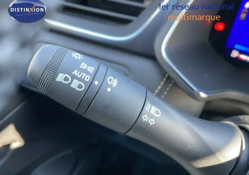 Gros plan sur la commande des feux et clignotants dans l’habitacle noir du Renault Symbioz 2025.