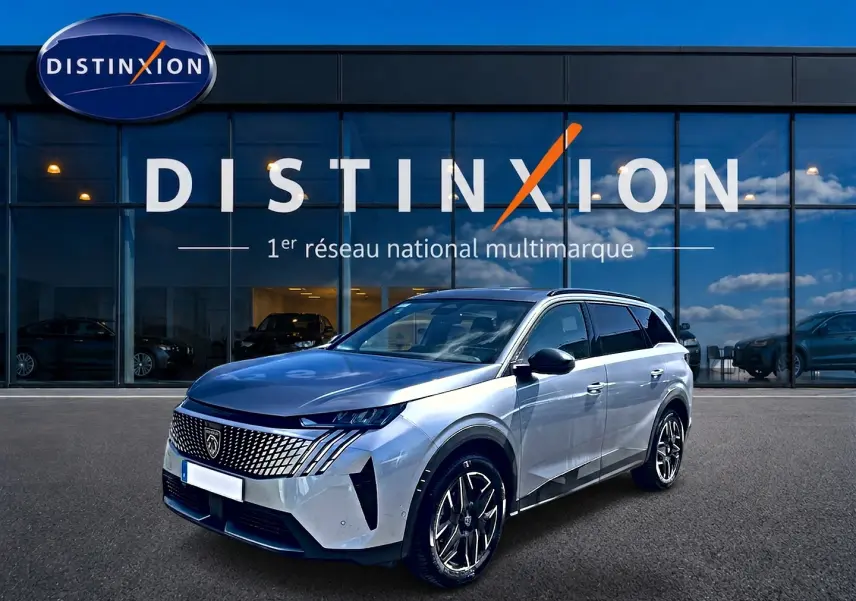 Peugeot 5008 Hybrid 145 allure e-dcs6 gris artense en 3/4 avant droit devant showroom Distinxion.
