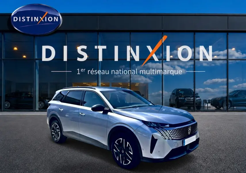 Peugeot 5008 Hybrid 145 allure e-dcs6 gris artense en 3/4 avant droit devant showroom Distinxion.
