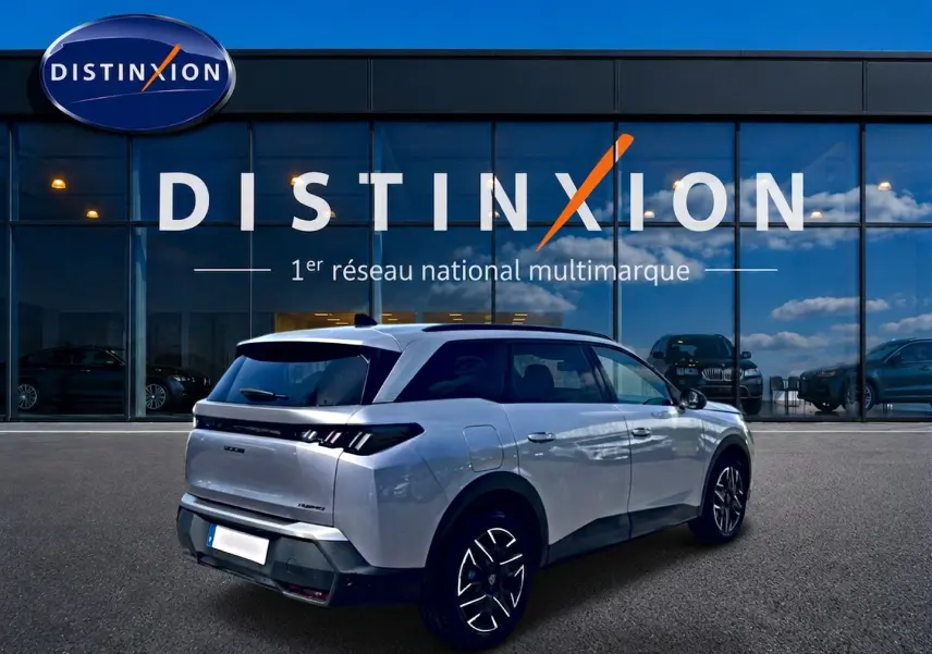 Peugeot 5008 Hybrid 145 allure gris artense vue 3/4 arrière droit avec jantes alu et becquet noir.