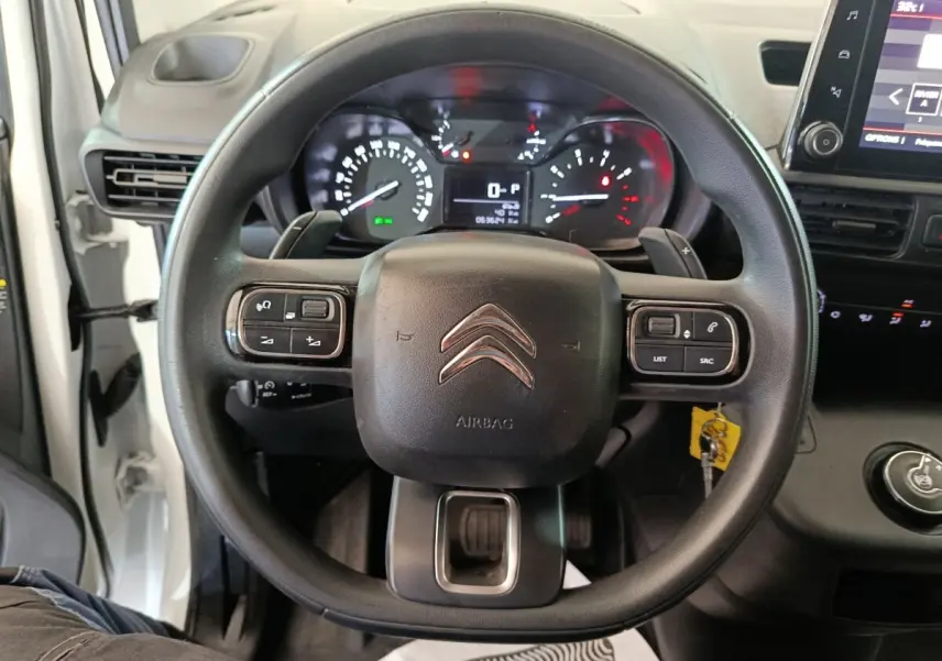 Vue intérieure centrée sur le volant noir du Citroën Berlingo 2021, avec tableau de bord et commandes visibles.