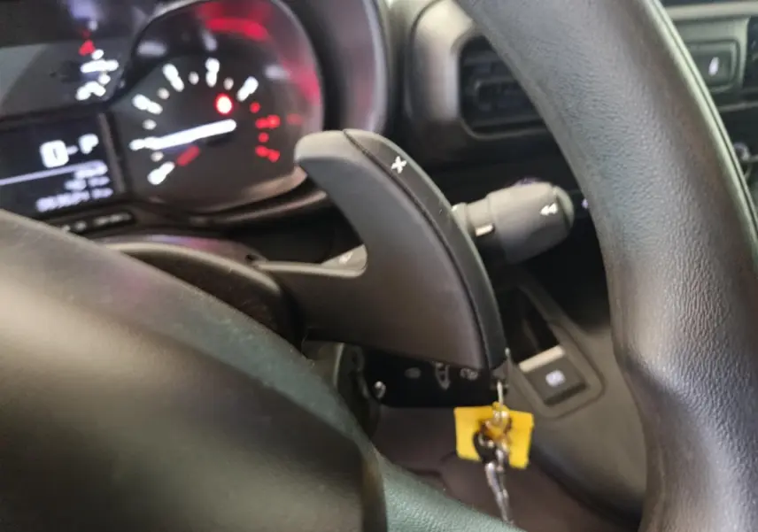 Gros plan sur le levier de vitesses automatique derrière le volant d’un Citroën Berlingo blanc essence de 2021.