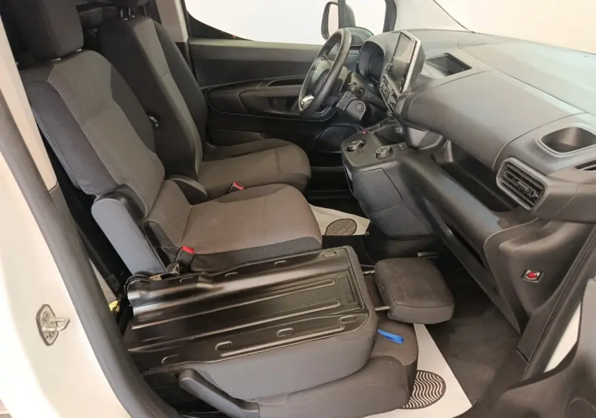 Vue intérieure côté conducteur du Citroën Berlingo blanc 2021, montrant les sièges avant et le tableau de bord.