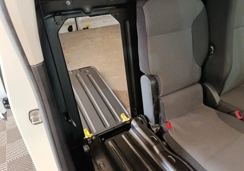 Vue intérieure côté droit du Citroën Berlingo blanc 2021, montrant un siège arrière rabattable et l’espace de chargement.