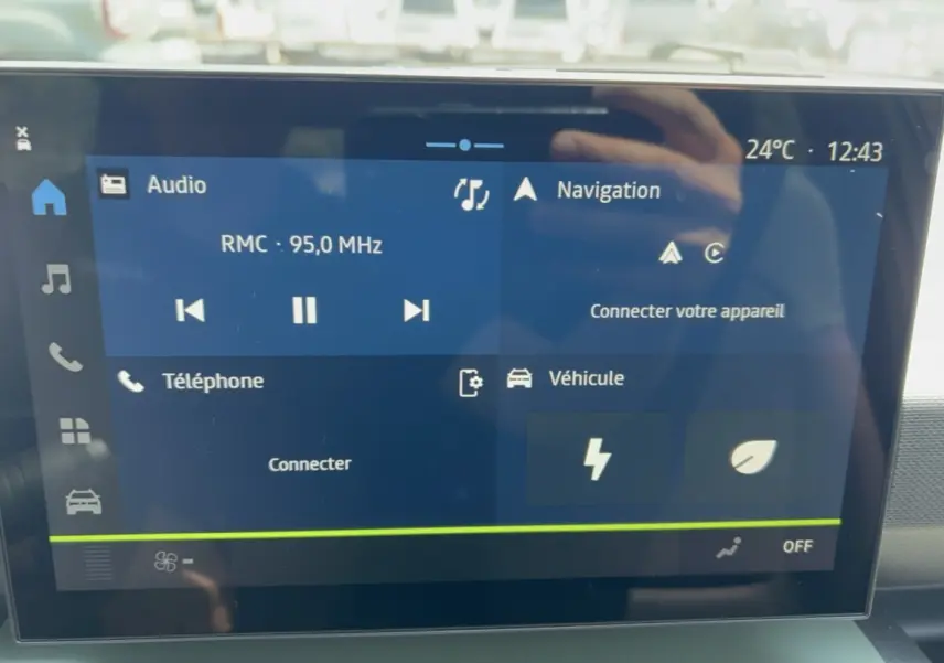 Écran tactile central de la Dacia Spring électrique 65 Extreme montrant les menus audio, navigation et téléphone.