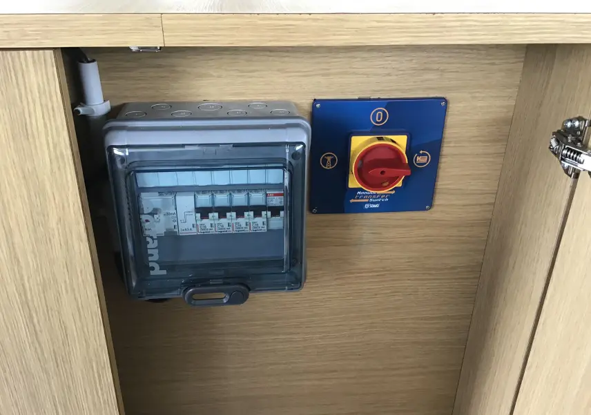 Gros plan sur le tableau électrique intégré en bois clair du Citroën Jumper Food Truck gris Graphito.