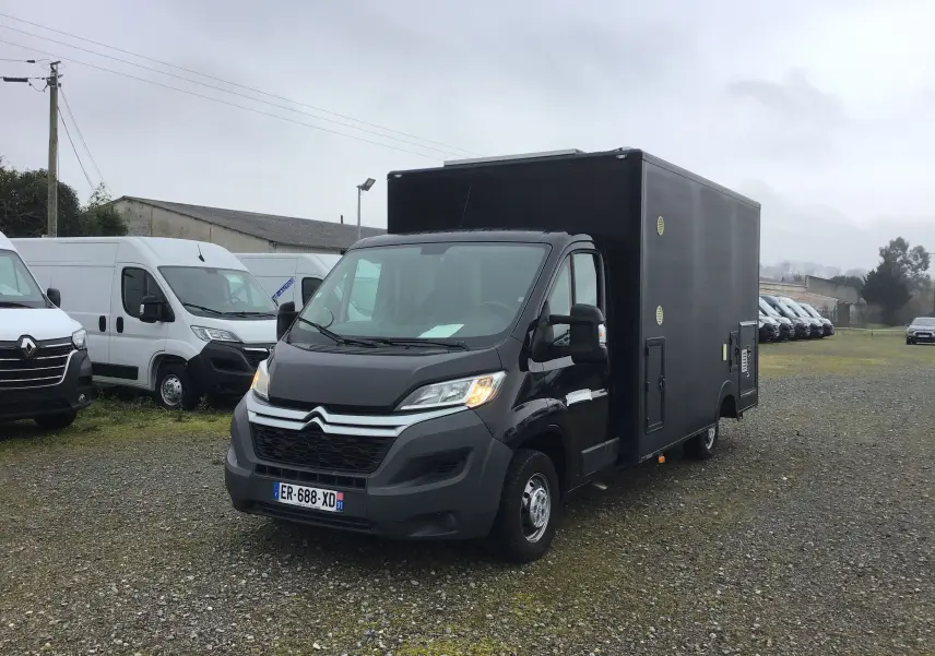 Citroën Jumper Planche cabine gris graphite vu 3/4 avant droit sur parking avec caisse magasin noire.