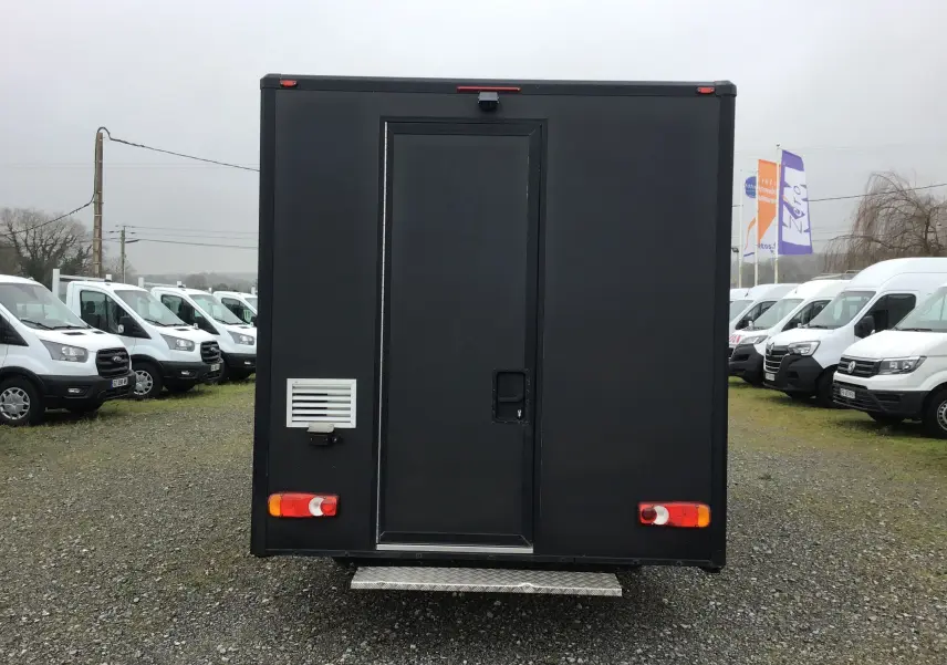 Vue arrière d'un Citroën Jumper plancher cabine gris Graphito avec porte centrale et feux arrière visibles.
