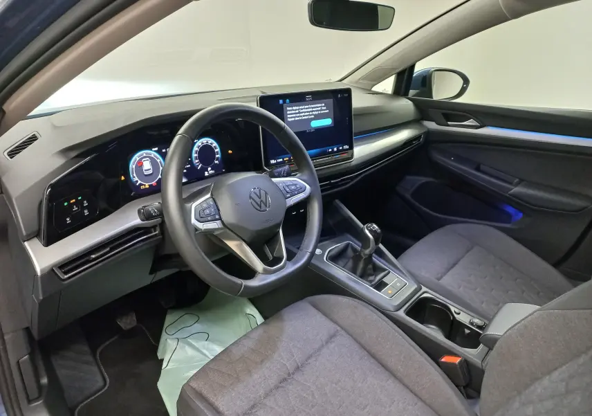 Intérieur avant droit de la Volkswagen Golf 1.5 TSI 116 BVM6 VW Edition avec tableau de bord numérique et écran tactile.
