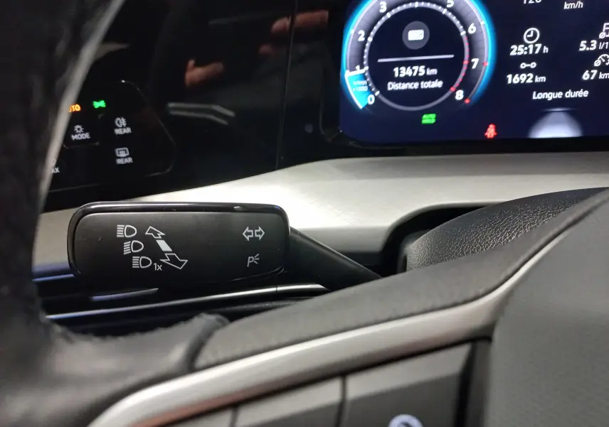 Gros plan sur la commande des feux et clignotants du tableau de bord d'une Volkswagen Golf 1.5 TSI 116 BVM6 Bleu Anemone 2025.