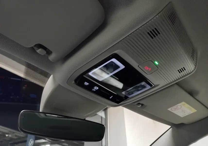 Plafonnier intérieur avec commandes lumineuses et bouton SOS éclairé dans une Volkswagen Golf Bleu Anemone 2025.