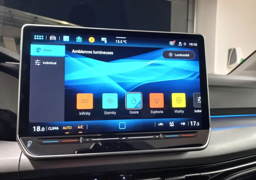 Écran tactile central du tableau de bord de la Volkswagen Golf 1.5 TSI 116 BVM6 VW Edition avec ambiance lumineuse réglable.