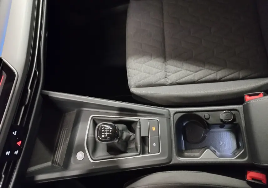 Vue plongeante sur la console centrale de la Volkswagen Golf 1.5 TSI 116 BVM6 avec levier de vitesse manuel et porte-gobelets.