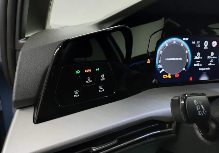 Vue rapprochée du tableau de bord de la Volkswagen Golf 1.5 TSI 116 BVM6 VW Edition avec écran digital et commandes tactiles.