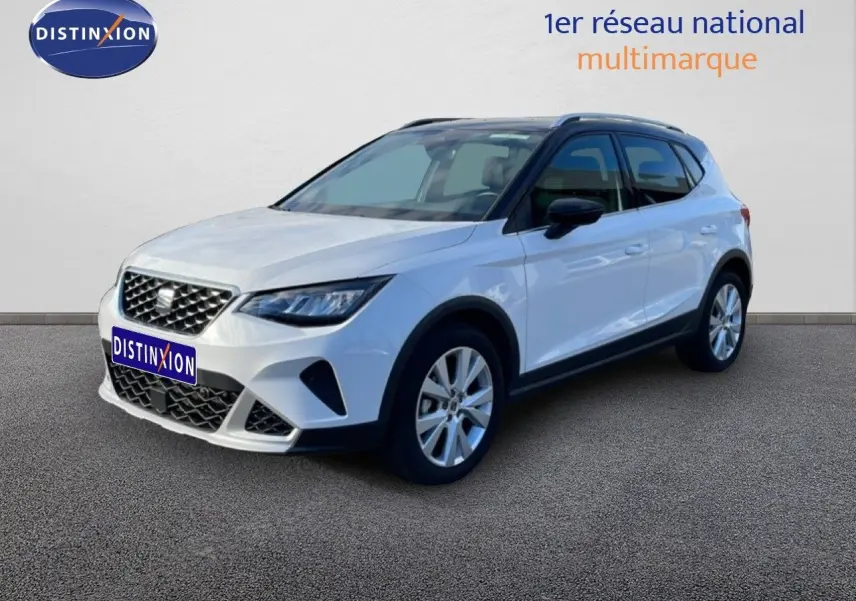 SEAT Arona blanc avec toit noir en 3/4 avant droit, soulignant ses lignes modernes et sa calandre distinctive.