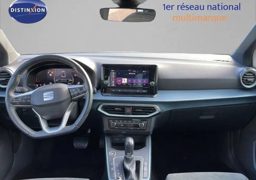 Vue intérieure frontale du tableau de bord et volant du SEAT Arona 2025, ambiance moderne et épurée en noir.