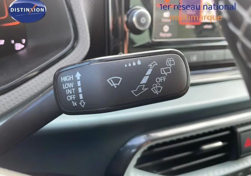 Gros plan sur la commande des essuie-glaces dans l’habitacle d’un SEAT Arona blanc toit noir, version 2025.