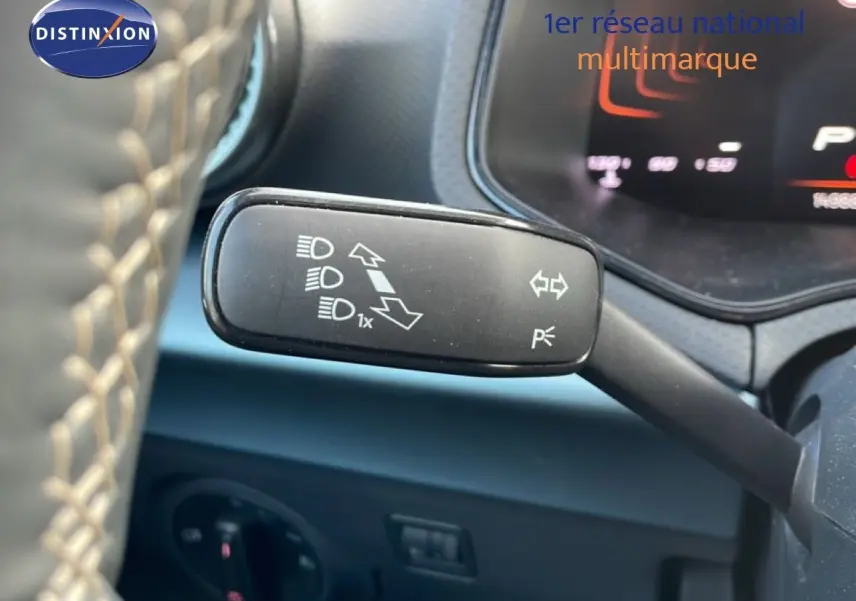 Gros plan sur la commande de clignotant du tableau de bord d'une SEAT Arona blanc toit noir, version 2025.