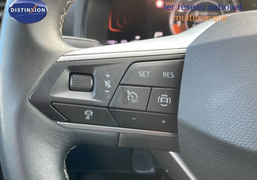 Détail des commandes au volant côté gauche du SEAT Arona 2025, finition X-Perience Special Edition, avec cuir noir.