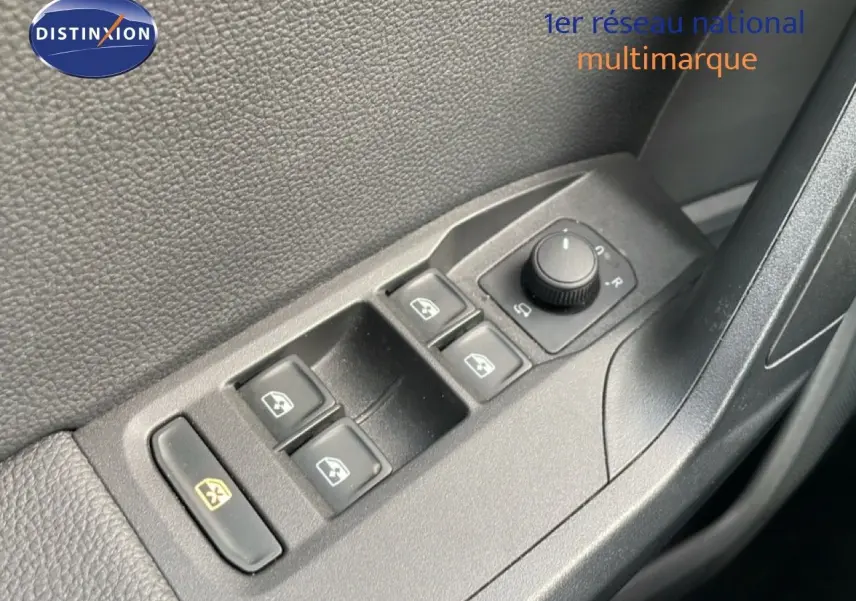 Détail des commandes de lève-vitres et réglage des rétroviseurs côté conducteur d’un SEAT Arona blanc toit noir, vue intérieure.