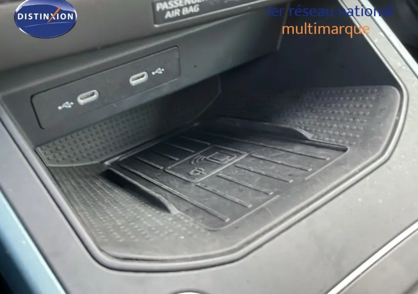 Gros plan sur la zone de recharge sans fil et ports USB-C du SEAT Arona 2025, intérieur noir.