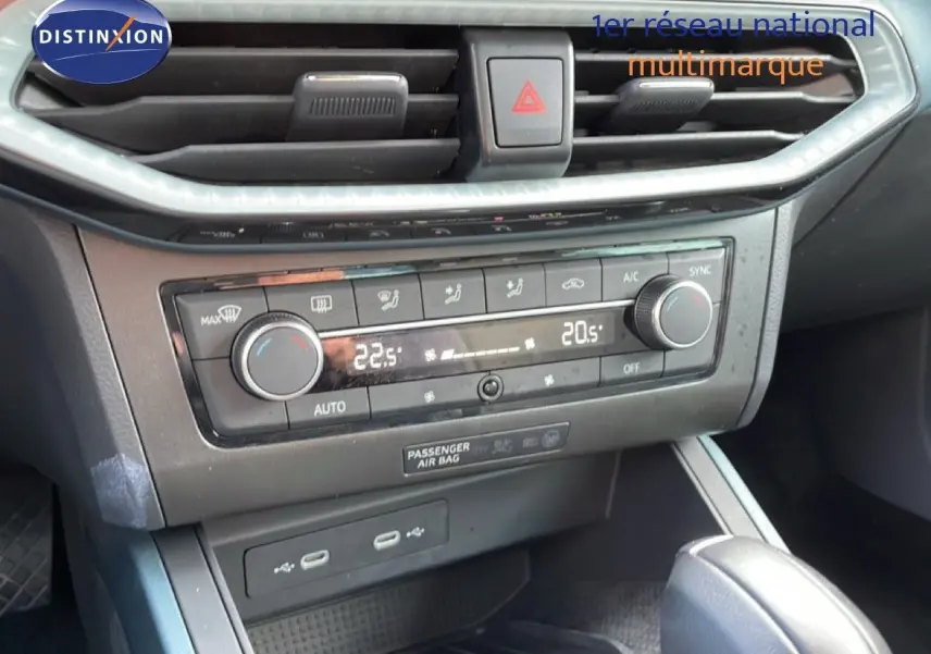 Gros plan sur la console centrale du SEAT Arona 2025, montrant la climatisation digitale et la boîte automatique.