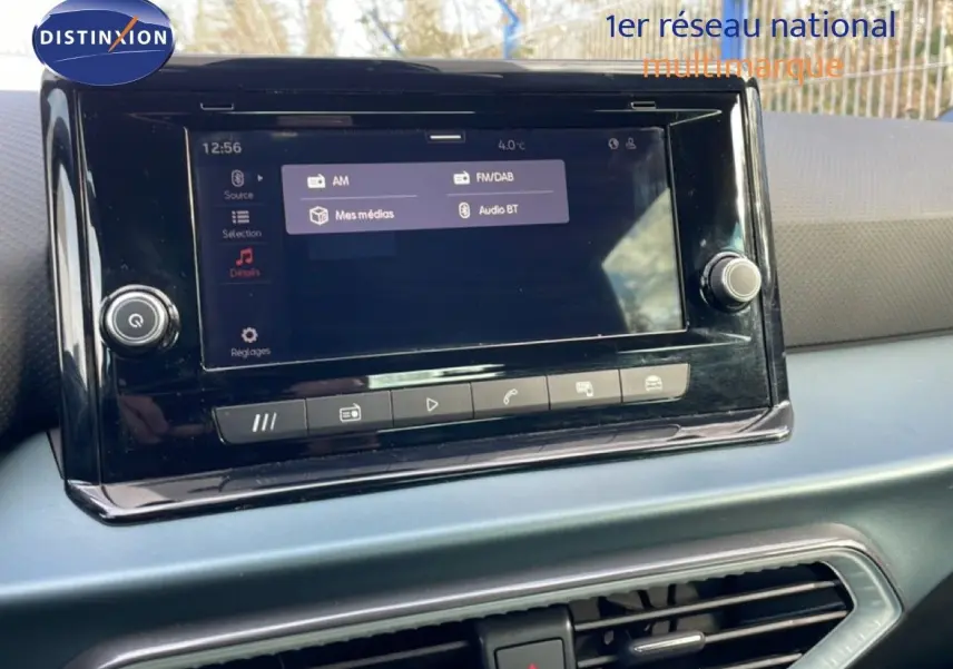 Écran tactile central du tableau de bord du SEAT Arona 2025, affichant les options audio avec finition noire brillante.