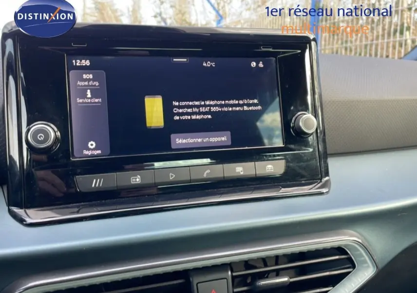 Écran tactile central du tableau de bord du SEAT Arona 2025, affichant le menu Bluetooth, intérieur moderne noir.