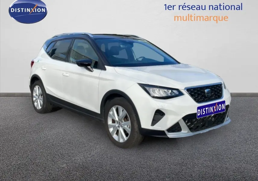SEAT Arona blanc avec toit noir vu en 3/4 avant droit, mettant en valeur ses lignes modernes et ses phares LED.