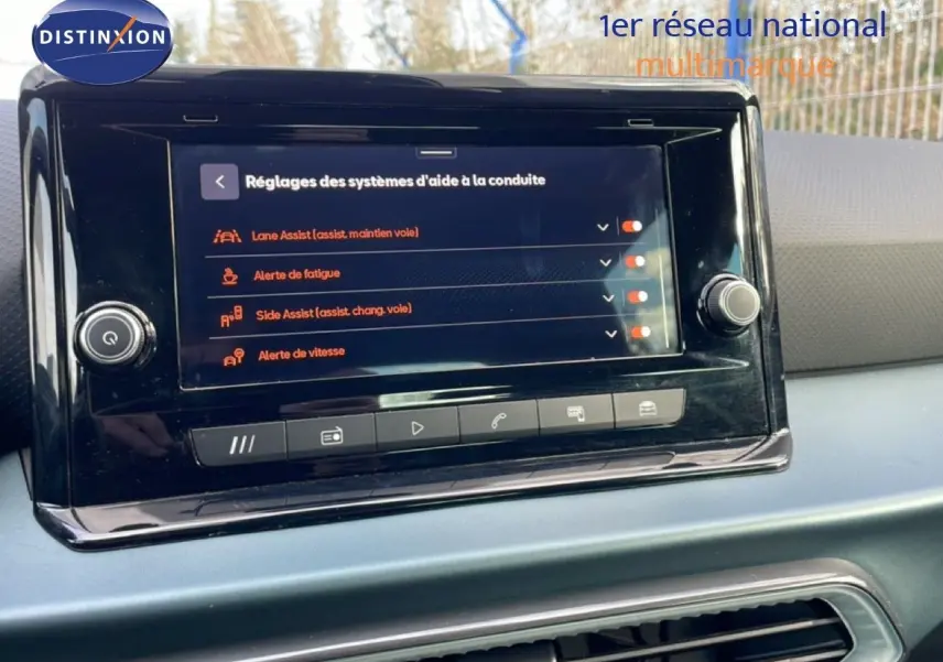 Écran tactile central du tableau de bord du SEAT Arona 2025 affichant les réglages d’aide à la conduite.