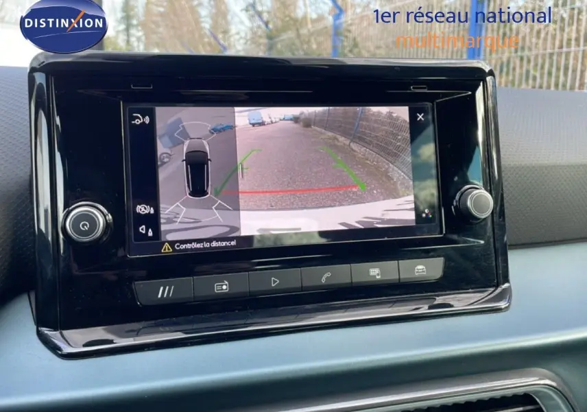 Écran central affichant la caméra de recul du SEAT Arona 2025, tableau de bord noir avec commandes tactiles.