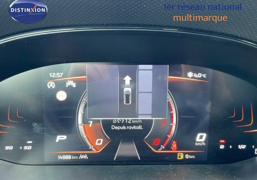 Vue rapprochée du tableau de bord numérique du SEAT Arona 2025 affichant la vitesse, la température extérieure et l'état de la boîte automatique.