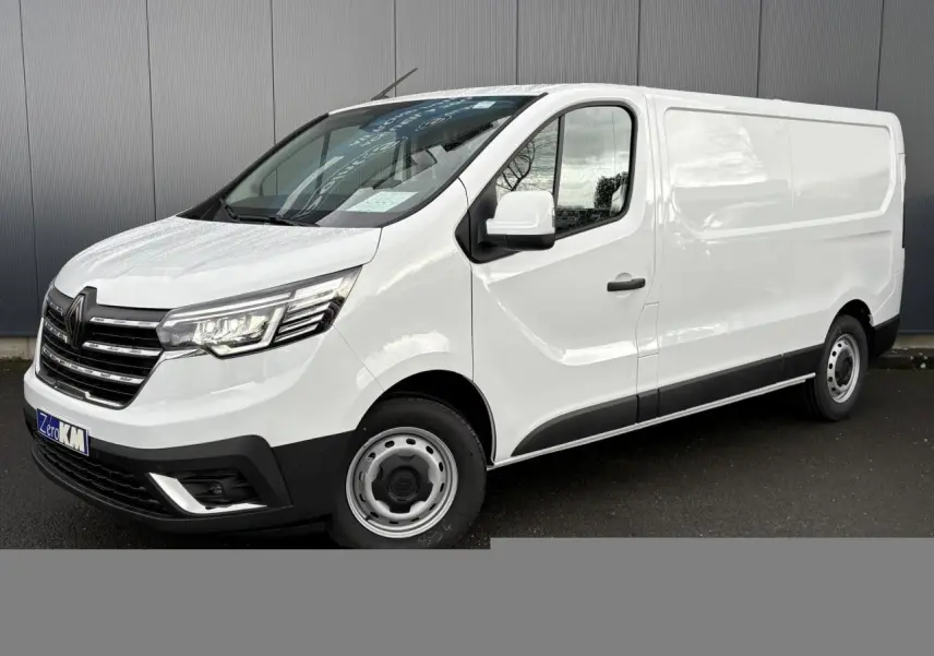 Vue 3/4 avant droite d’un Renault Trafic Fourgon blanc Glacier avec projecteurs Full LED et jantes acier.
