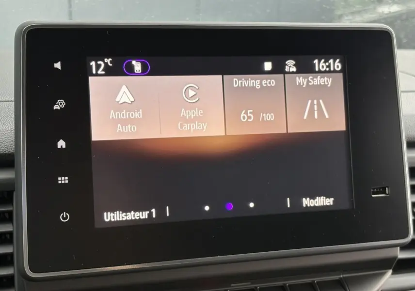 Écran tactile central du Renault Trafic Fourgon blanc, affichant Android Auto et Apple CarPlay, vue frontale rapprochée.
