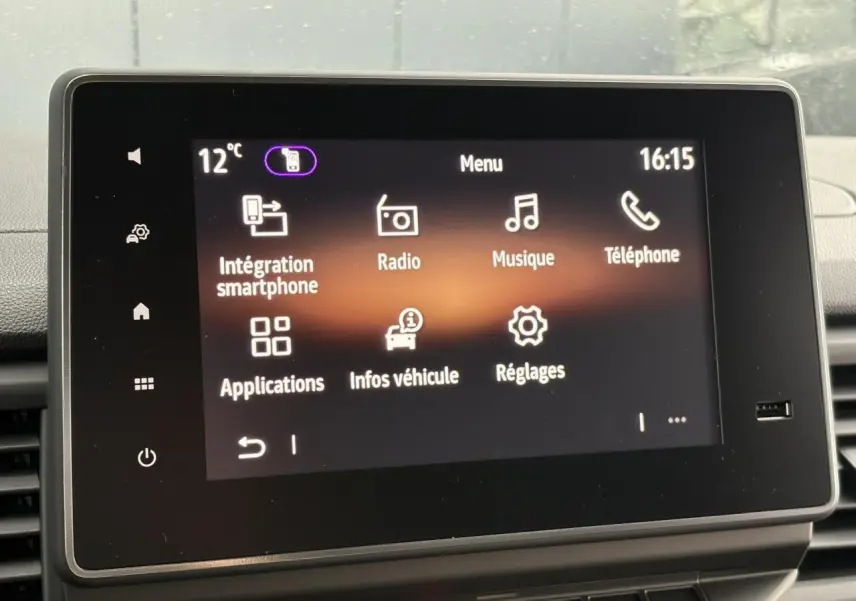 Écran tactile central du Renault Trafic L2H1 2026 affichant le menu principal avec intégration smartphone.