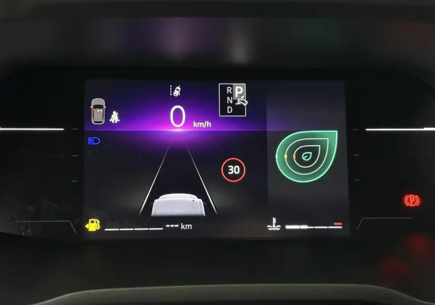 Tableau de bord numérique du Renault Trafic Fourgon affichant la vitesse à 0 km/h et l'alerte limite 30 km/h.