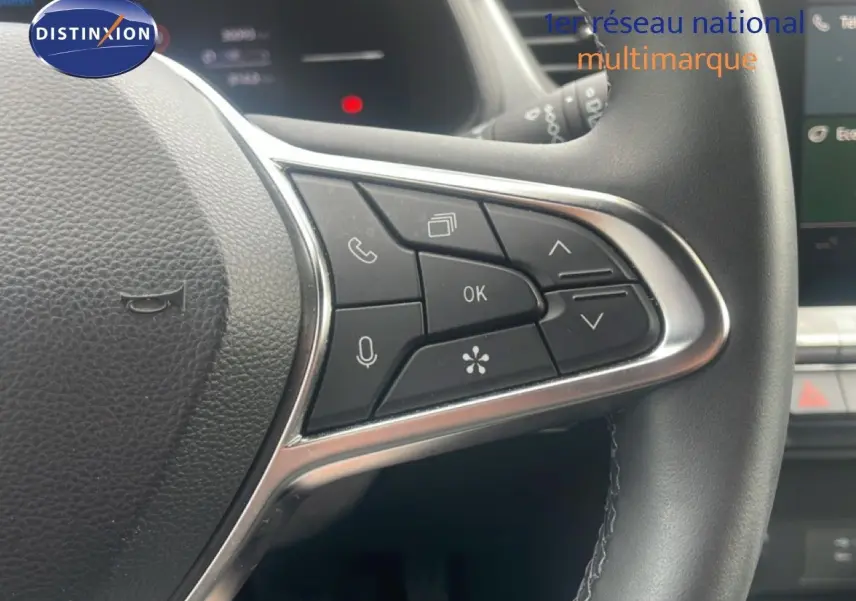 Gros plan sur les commandes multifonctions à droite du volant cuir noir du Renault Captur 2025, intérieur gris et noir.