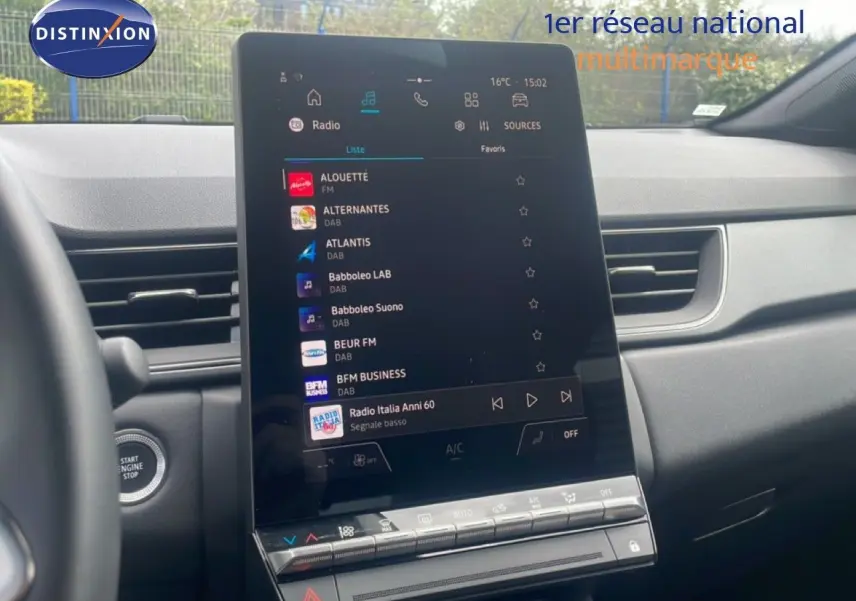 Vue intérieure centrée sur l'écran tactile vertical du tableau de bord du Renault Captur 2025, ambiance gris noir.