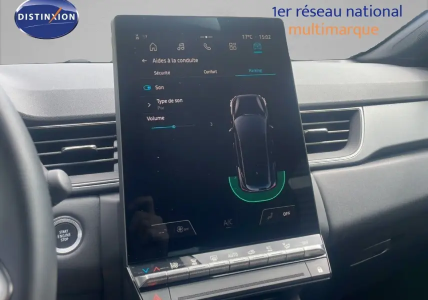 Vue intérieure centrée sur l'écran tactile du tableau de bord du Renault Captur noir étoile métal avec toit gris.