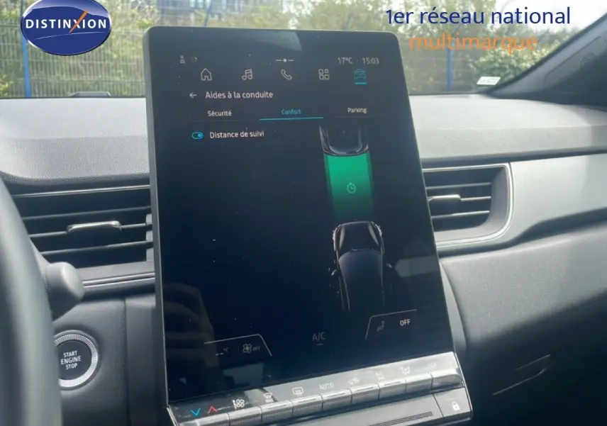 Vue intérieure centrée sur l’écran tactile du tableau de bord du Renault Captur 2025, avec détails des aides à la conduite.