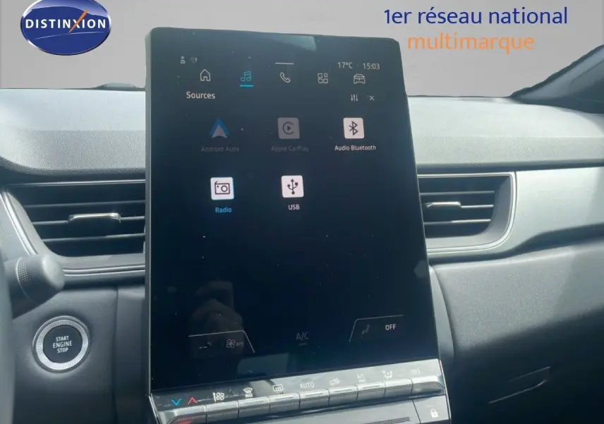 Vue intérieure centrée sur l'écran tactile vertical du tableau de bord du Renault Captur noir étoile métal avec toit gris.